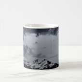 劇的な雲の下の雪山 コーヒーマグカップ (中央)