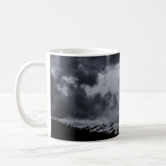 劇的な雲の下の雪山 コーヒーマグカップ (左)