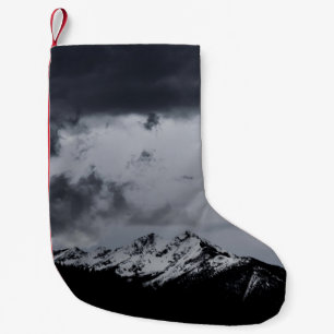 劇的な雲の下の雪山 スモールクリスマスストッキング