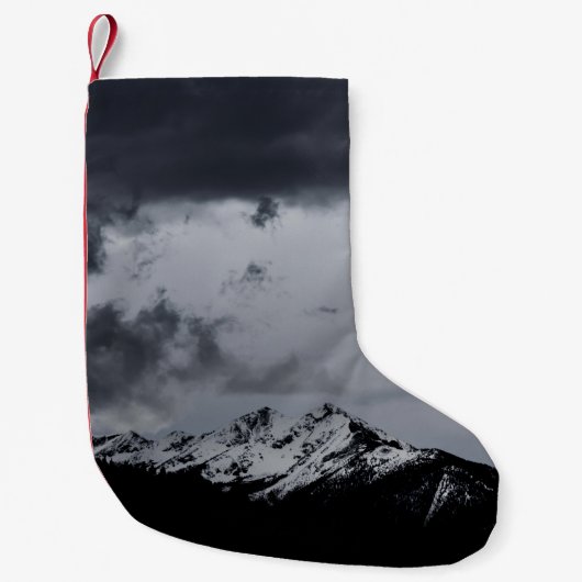 劇的な雲の下の雪山 スモールクリスマスストッキング (正面)