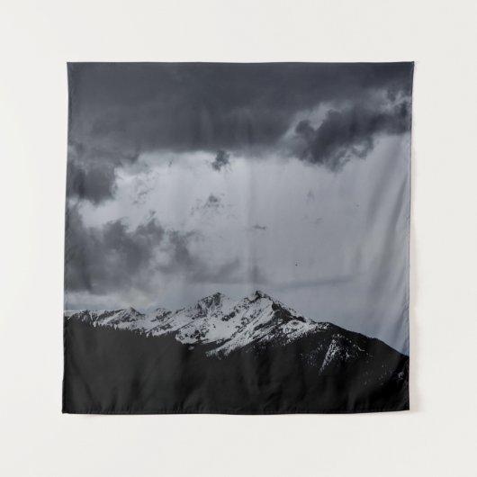劇的な雲の下の雪山 タペストリー (正面)