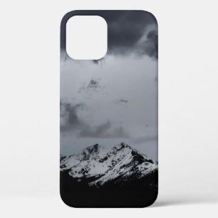 劇的な雲の下の雪山 iPhone 12ケース