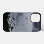 劇的な雲の下の雪山 iPhoneケース (裏面横)