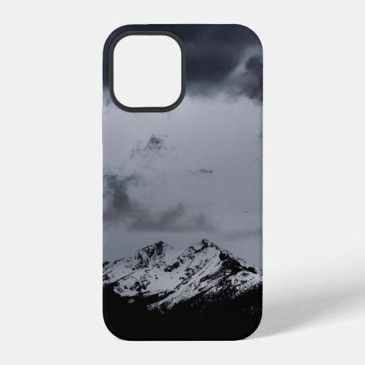 劇的な雲の下の雪山 iPhoneケース (裏面)