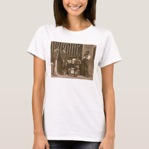 劇的な靴黒1876-77年(woodburytype) tシャツ