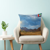 劇的に曇った空の下の乾燥した風景 クッション (椅子)