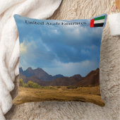 劇的に曇った空の下の乾燥した風景 クッション (ブランケット)