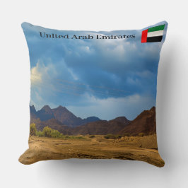 劇的に曇った空の下の乾燥した風景 クッション