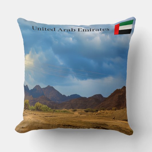 劇的に曇った空の下の乾燥した風景 クッション (正面)