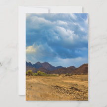 劇的に曇った空の下の乾燥した風景