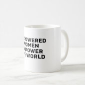力を与えられた女性が世界に力を与える コーヒーマグカップ (正面右)