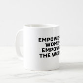 力を与えられた女性が世界に力を与える コーヒーマグカップ (正面左)