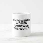 力を与えられた女性が世界に力を与える コーヒーマグカップ (中央)