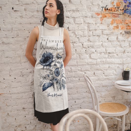 力を与えられた女性の水色フローラインスピレーション エプロン