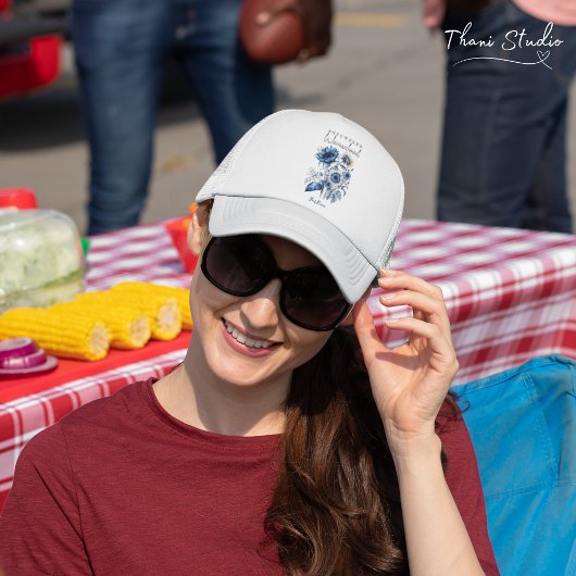 力を与えられた女性の水色フローラインスピレーション キャップ