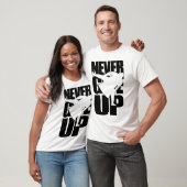 力士与えを決して上げない Tシャツ (ユニセックス)