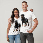 力強いロットワイラー 立ち構え � 大胆な全身の犬 Tシャツ (ユニセックス)