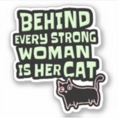 力強い女性の背後には彼女の猫がいる – グリーン文字 シール (正面)