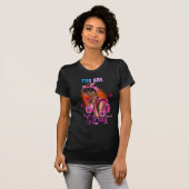 力強く輝く黒人女性のエンパワメントとエレガンス Tシャツ (正面フル)