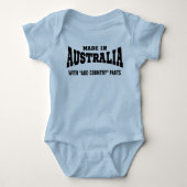加えて下さい"カスタムな国"の部品が付いているオーストラリアで作られて ベビーボディスーツ (正面)