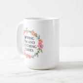 助産師、OBナースお茶を飲んでベビーを取る。 コーヒーマグカップ (正面左)