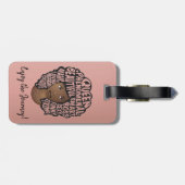 励ましの黒人女性、自然毛、赤面ピンク ラゲッジタグ (裏面横)