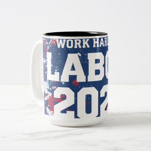 労働日マグカップ – ママのための特別なギフト&パパ🇺🇸☕ ツートーンマグカップ (正面左)
