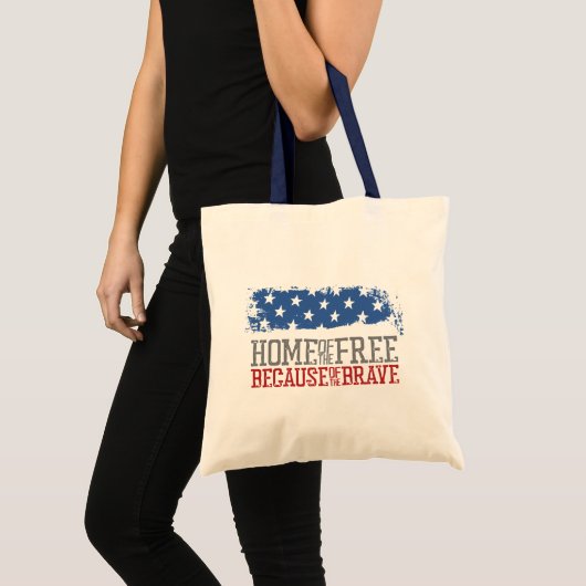 勇敢な人々がいるから自由なアメリカ合衆国国旗 トートバッグ (正面(商品))
