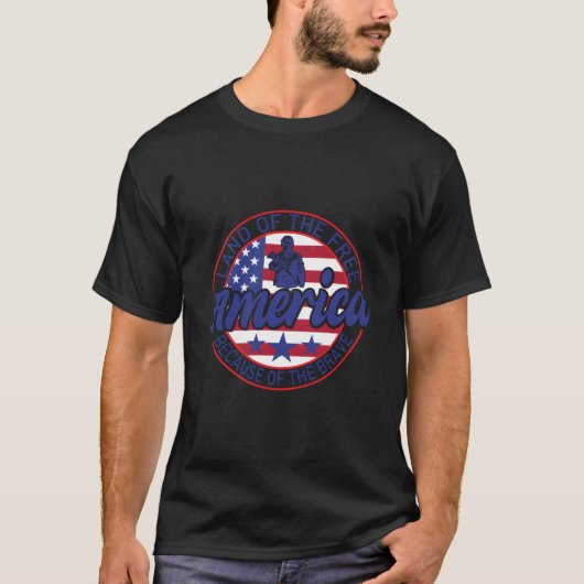 勇敢な人々がいるから自由なアメリカ Tシャツ (正面)