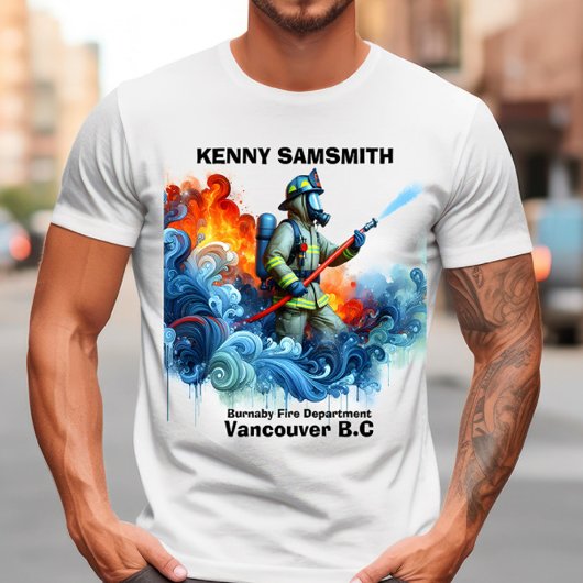 勇敢な消防士が水の波で炎と戦う Tシャツ