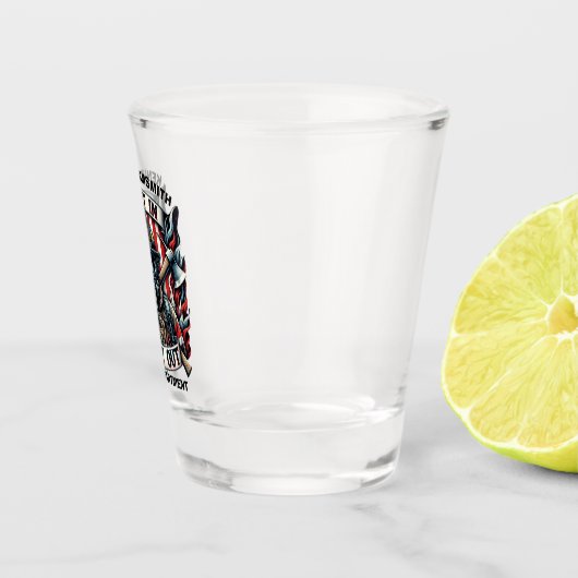 勇敢な消防士が立誇りを持ったつ ショットグラス (右)