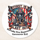 勇敢な消防士が立誇りを持ったつ ラウンドペーパーコースター (正面)