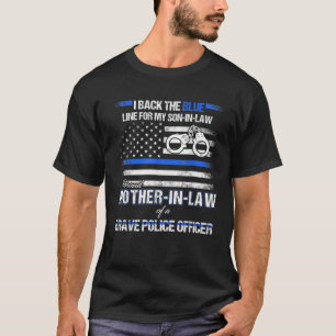 勇敢な警察官誇りを持ったの母親が薄青で Tシャツ