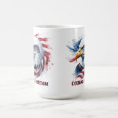 勇気と自由 アメリカ国旗 愛国的なギフト コーヒーマグカップ (中央)