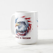 勇気と自由 アメリカ国旗 愛国的なギフト コーヒーマグカップ (正面左)