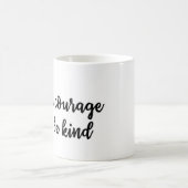 勇気を持ち、親切なマグがあって下さい コーヒーマグカップ (中央)