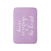 勇気を持って親切になるタイポグラフィ引用文紫 バスマット (正面縦)