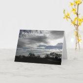 勇気付けられるカード：オーク材の風景の曇り空 カード (黄色い花)