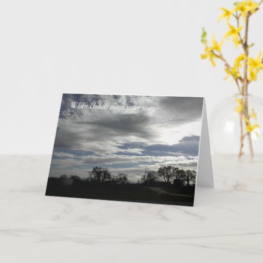 勇気付けられるカード：オーク材の風景の曇り空 カード (黄色い花)