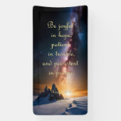 勇気付けられるバナー – ローマ人12:12 横断幕 (縦)