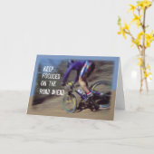 勇気付けられるフォーカスマン誕生日マウンテンバイク カード (黄色い花)