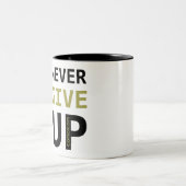 勇気付けられるマグ与え「Never up」 ツートーンマグカップ (中央)