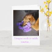 勇気付けられる子犬はテディベアカッドルを取る カード (黄色い花)