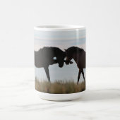 勇気及び名誉の~の息子及び雄親の野生のムスタングのマグ コーヒーマグカップ (中央)