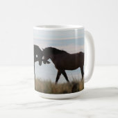 勇気及び名誉の~の息子及び雄親の野生のムスタングのマグ コーヒーマグカップ (正面右)