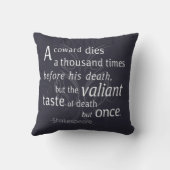 勇者は死ぬが沙翁|しゃおう=シェークスピア}だ クッション (裏面)