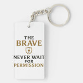 勇者は決して許可を待たない – やる気を起こさせる キーホルダー (裏面)