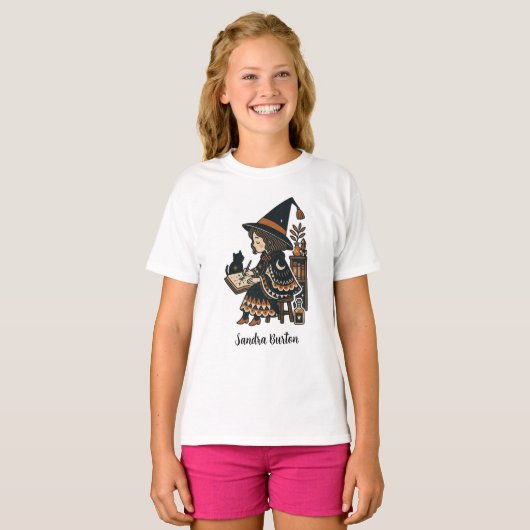 勉強中の魔女と名前またはテキストのカスタマイズ Tシャツ (正面フル)