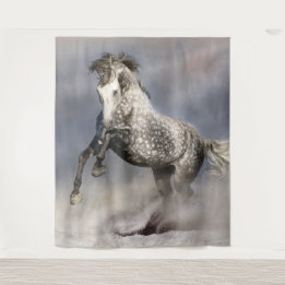 動いているアンダルシアのリンゴ灰色の馬 タペストリー