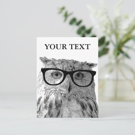 動おもしろい物はがき |フクロウが眼鏡の写真を撮っている ポストカード (スタンド正面)